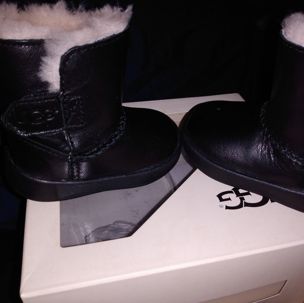 Ugg - Picture 2 of 2